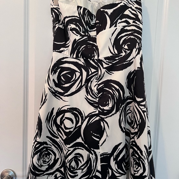 NWT White House Black Market strapless dress - Picture 3 of 13